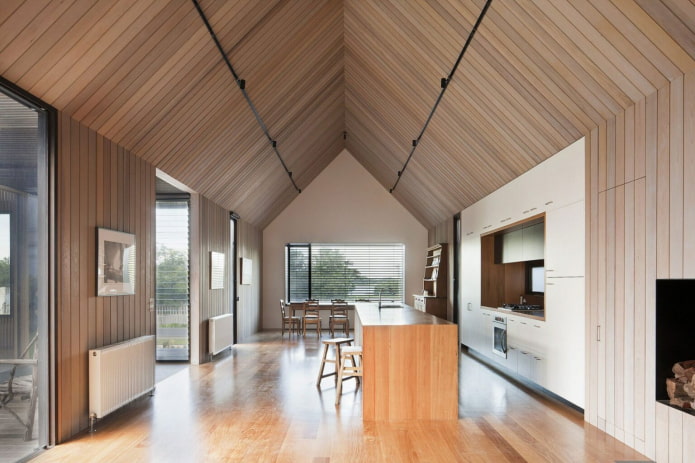 просторная кухня-столовая с деревянными досками