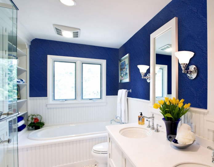 ванная комната с обоями из стеклоткани в голубых тонах