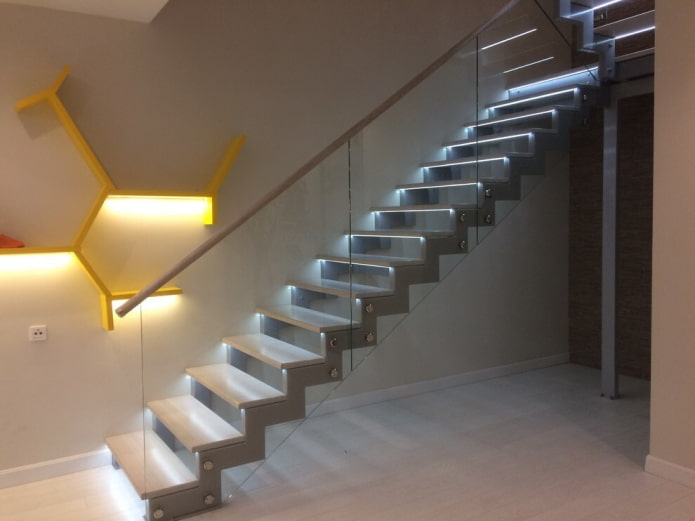 металлическая лестница с подсветкой в ​​интерьере дома