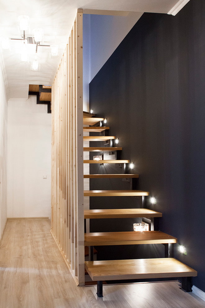 лестница с точечными светильниками в доме