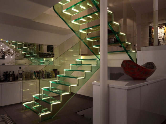 прозрачная лестница с подсветкой в ​​интерьере дома