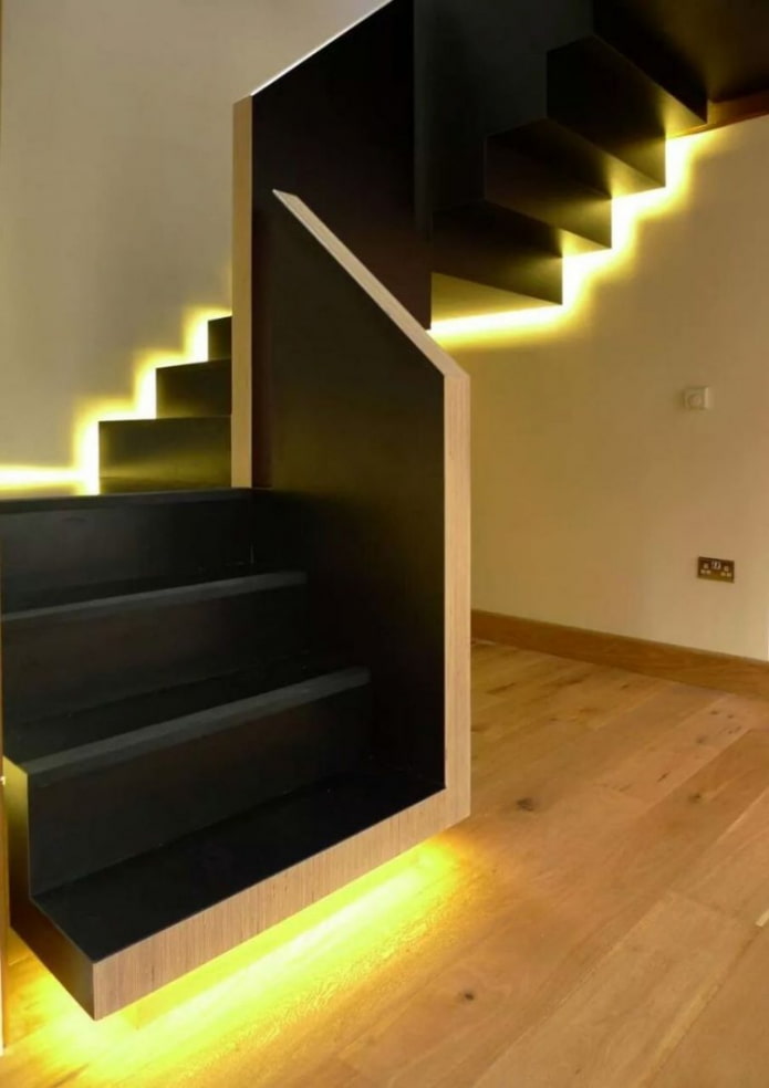 лестница со светодиодным освещением в доме