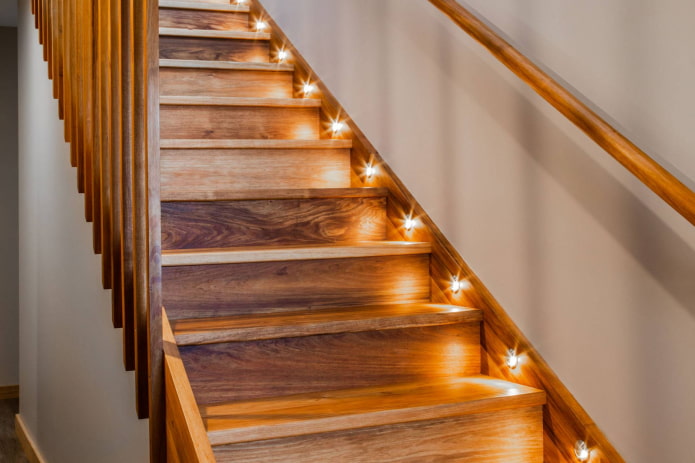 деревянная лестница с подсветкой в ​​интерьере дома