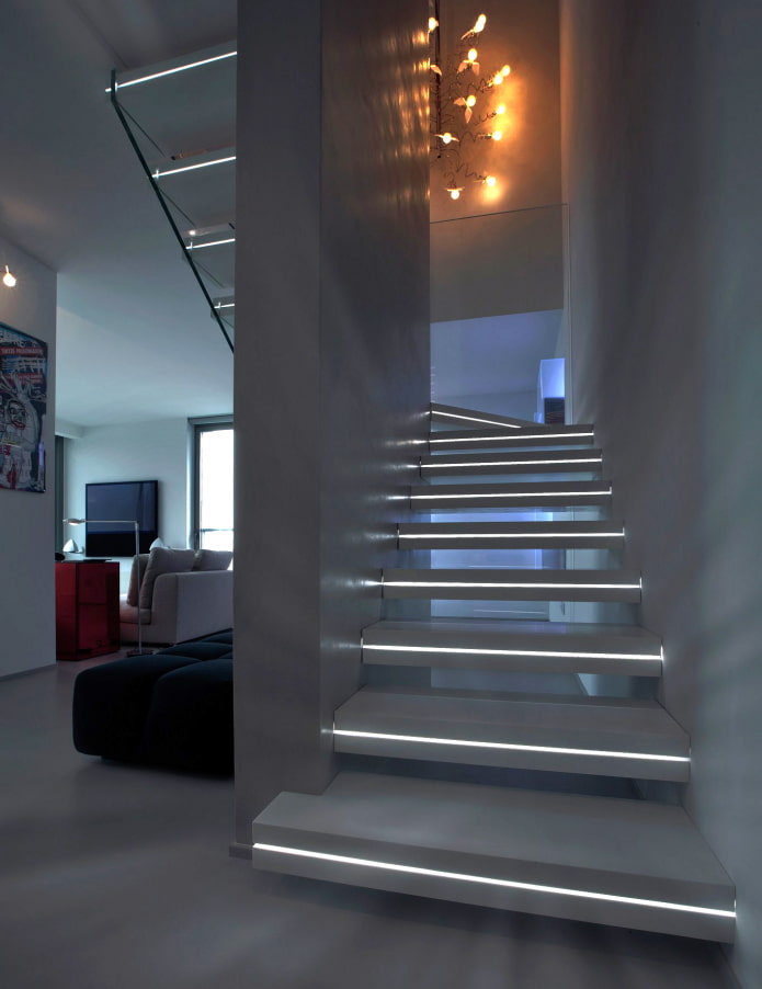 лестница со ступенями с подсветкой в ​​доме