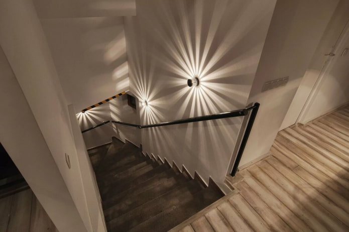 лестница с проводным освещением в доме