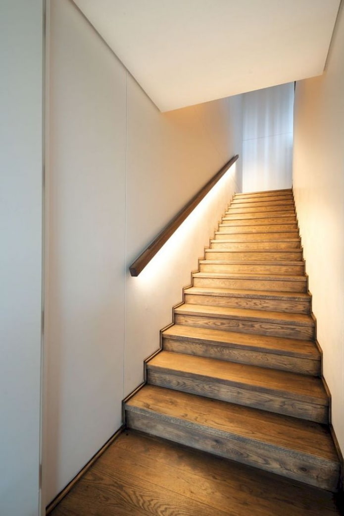 лестница с освещенными перилами в доме