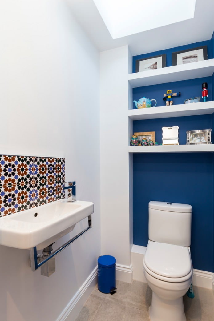 сине-белая ванная комната