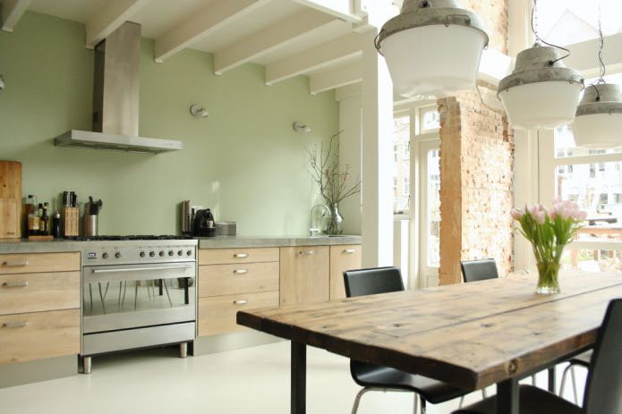 эко-кухня с оливковыми стенами и кирпичной стеной