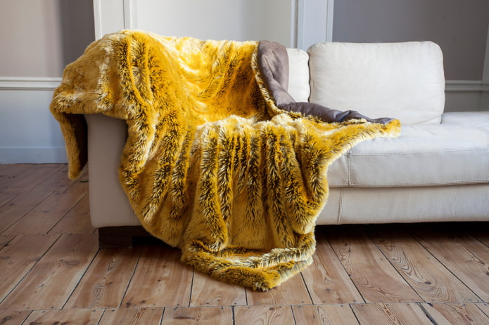 желтый чехол на диван в интерьере