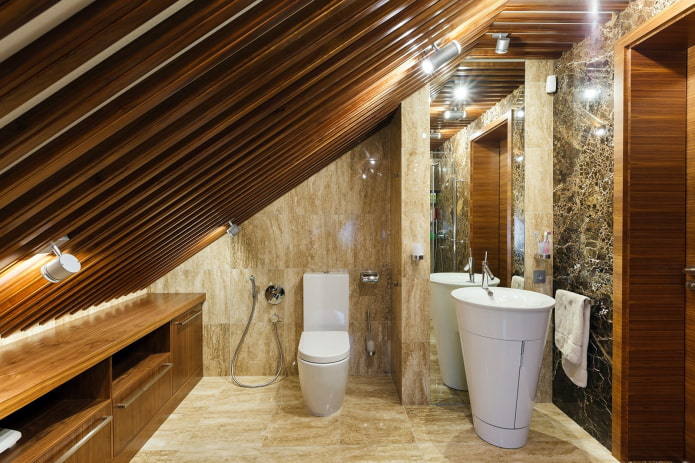 реечный потолок в туалете на чердаке