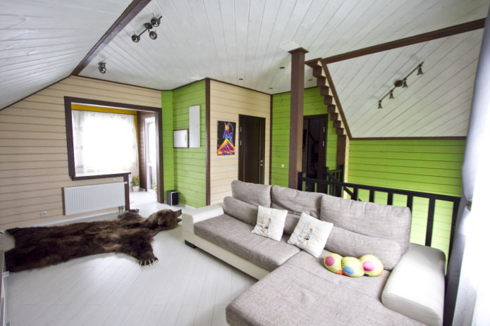 бело-зелено-бежевая гостиная в деревянном доме