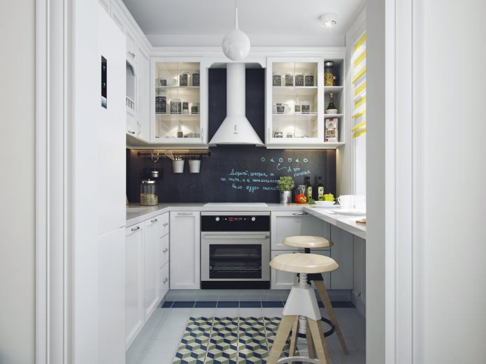 интерьер кухни с белыми шкафами