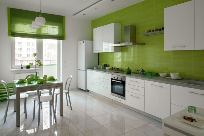 зеленые римские шторы на кухне