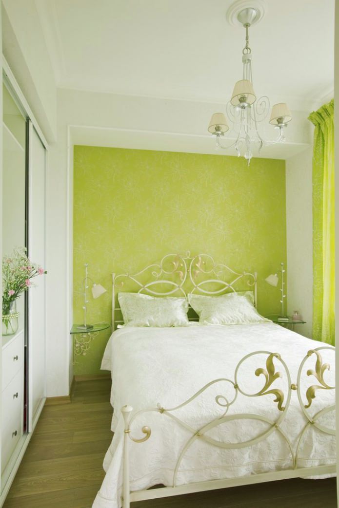 акцентная светло-зеленая стена в спальне