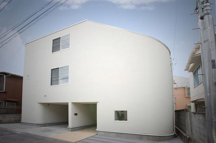 японский дом с горкой снаружи