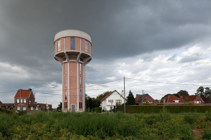 дом с водонапорной башней в Бельгии
