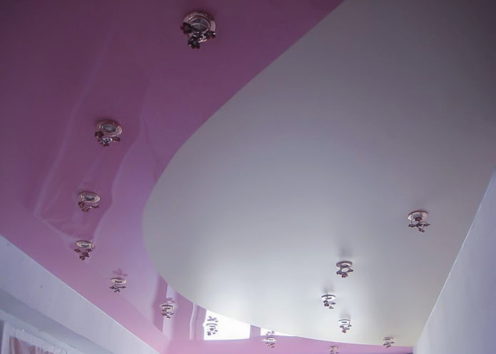 серо-розовая конструкция крыши