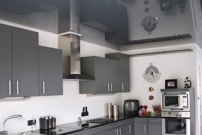 серый потолок на кухне