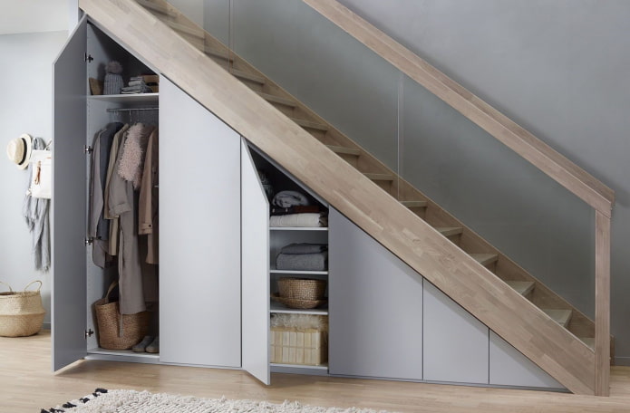 шкаф с распашными дверями под лестницей