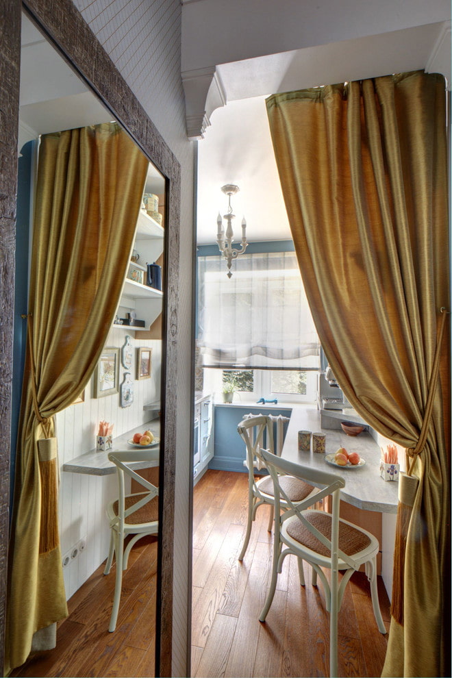 шторы на дверь внутри кухни