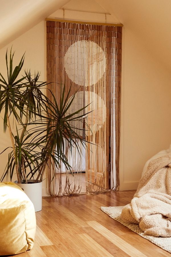 бамбуковые шторы на дверь в интерьере