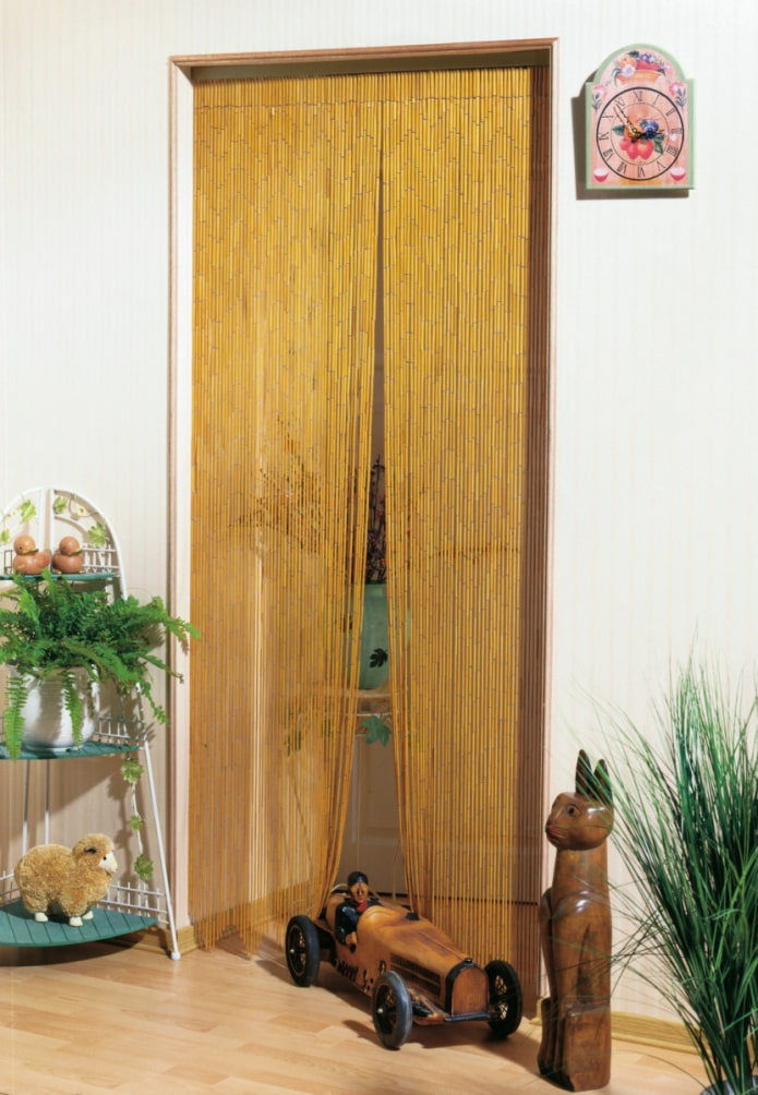 деревянные шторы на дверь в интерьере