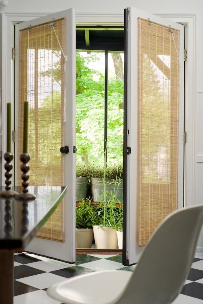 бамбуковые шторы на дверь в интерьере