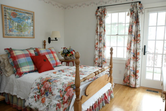 шторы с цветочным принтом в спальню