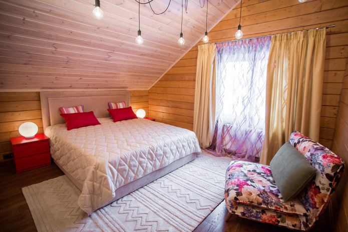 спальня с классическими шторами