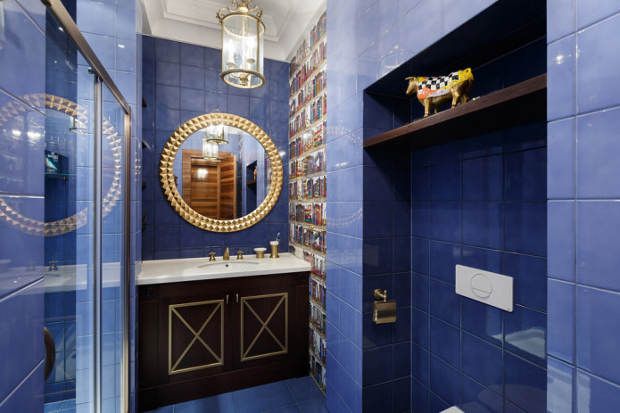 синяя плитка в ванной комнате