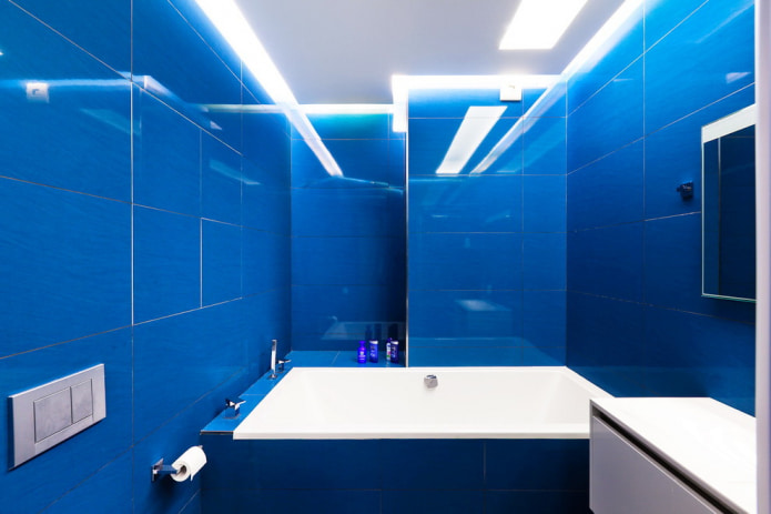 яркая синяя плитка в ванной комнате