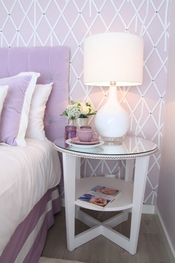 спальня с фиолетовыми стенами