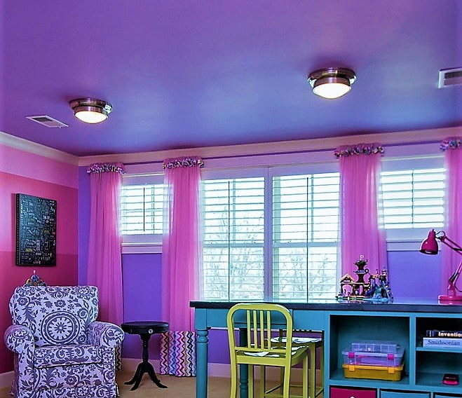 розовые стены сочетаются с фиолетовым потолком