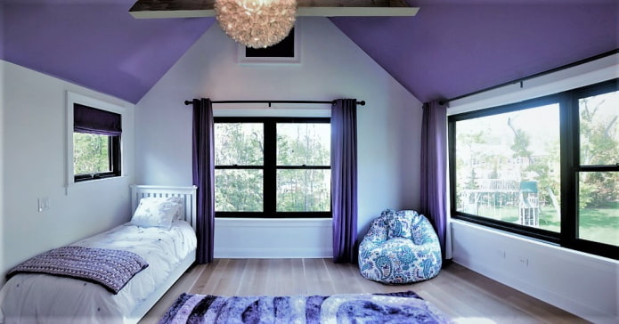 фиолетовый потолок в детской