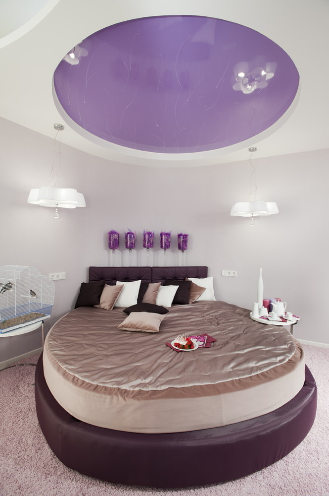 бело-фиолетовый потолок в спальне