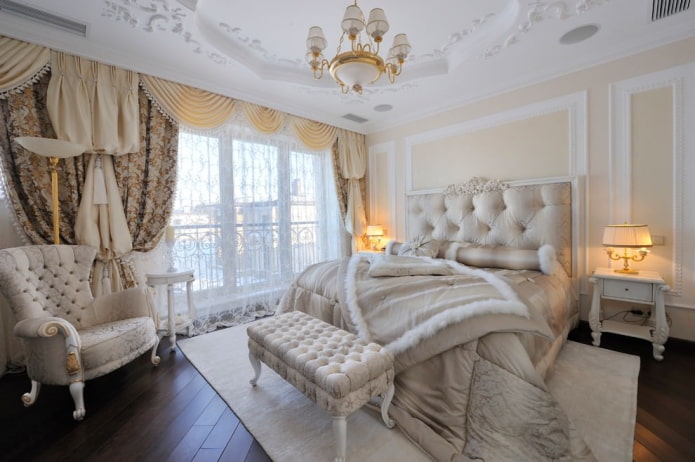 спальня со шторами и тюлем в классическом стиле