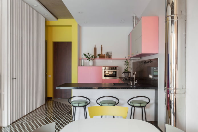 Розовый и желтый цвет в интерьере кухни