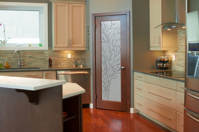 коричневая кухонная дверь