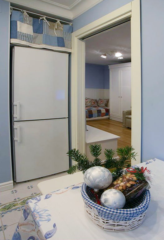 Холодильник и вход в кухню
