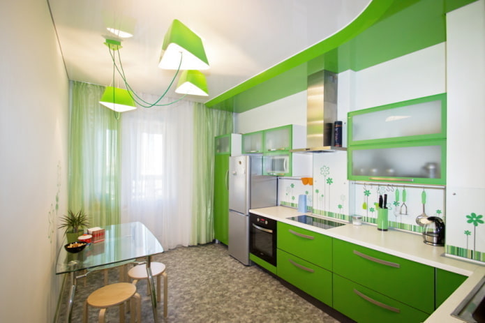 бело-зеленый дизайн потолка на кухне