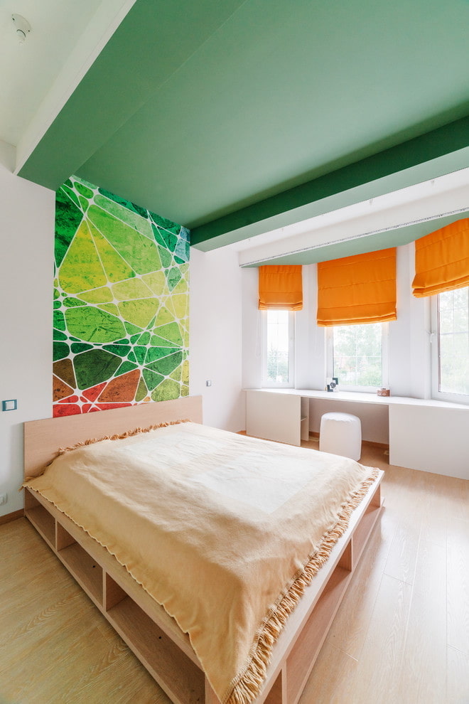 дизайн зеленого потолка в спальне