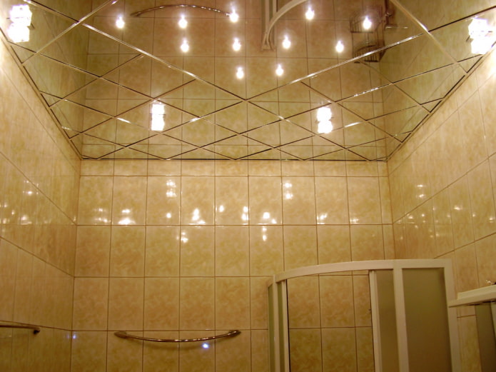 дизайн зеркального потолка с точечной подсветкой