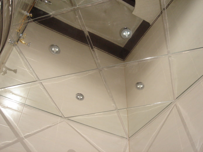зеркальный потолок в серебре