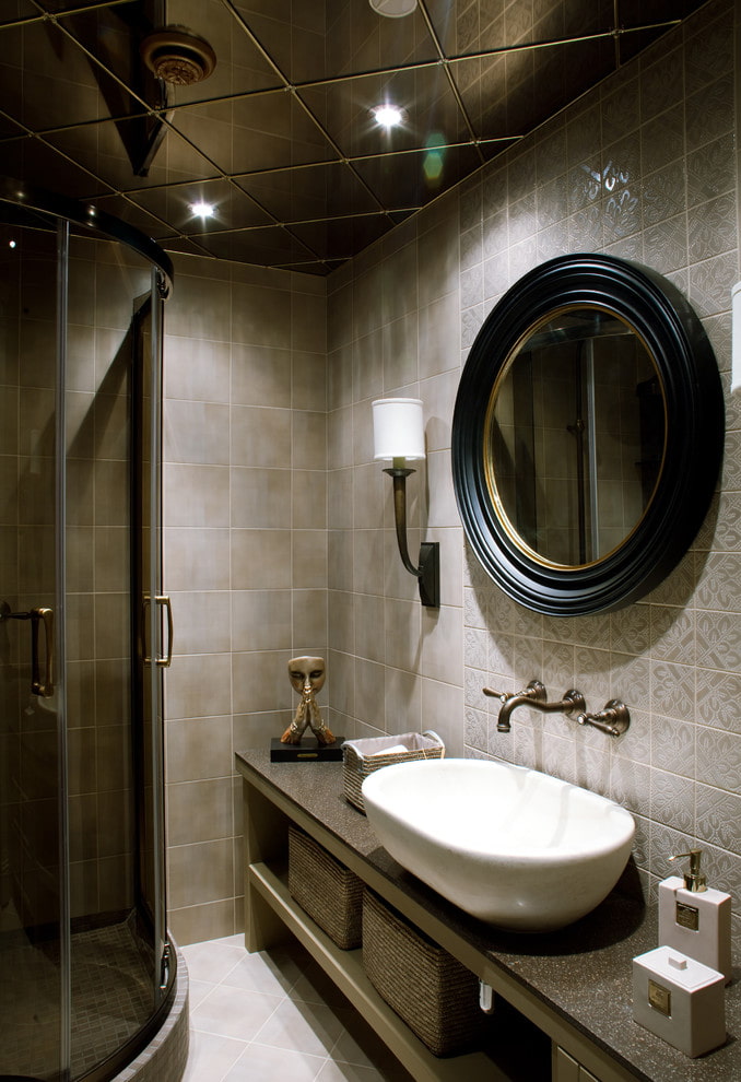 дизайн зеркального потолка в ванной комнате