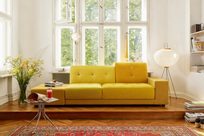 желтый диван с тканевой обивкой в ​​интерьере