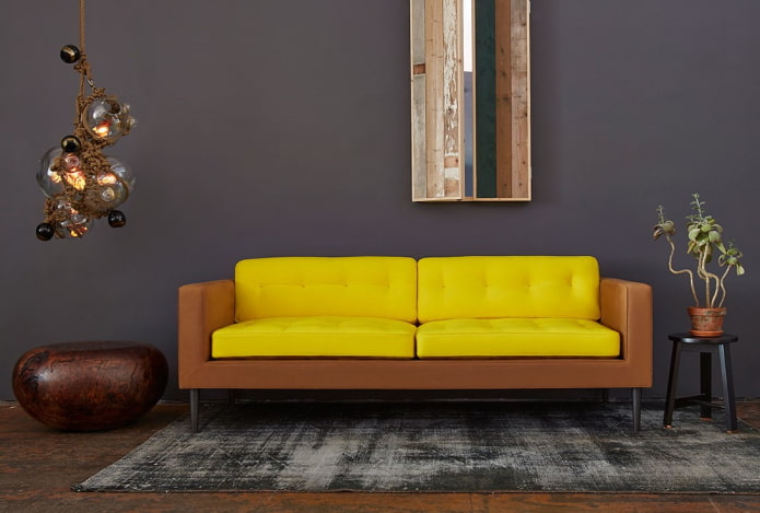 желто-коричневый диван в интерьере