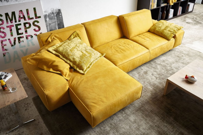 желтый модульный диван в интерьере