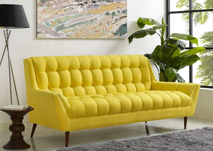 желтый диван на ножках в интерьере