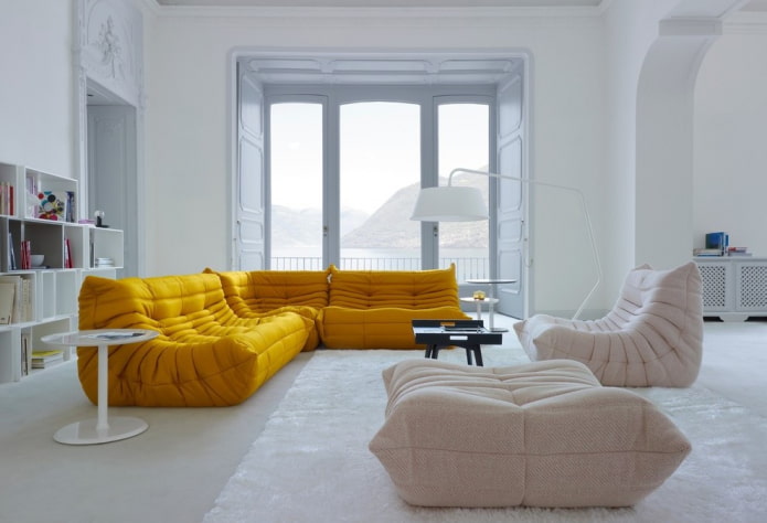 ярко-желтый диван в интерьере