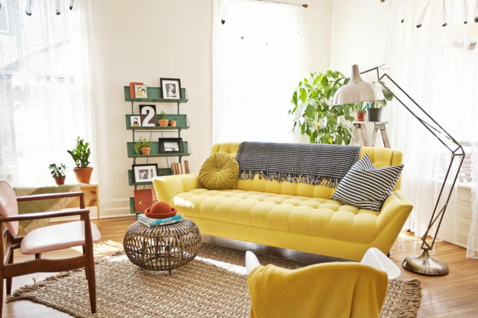 прямой желтый диван в интерьере